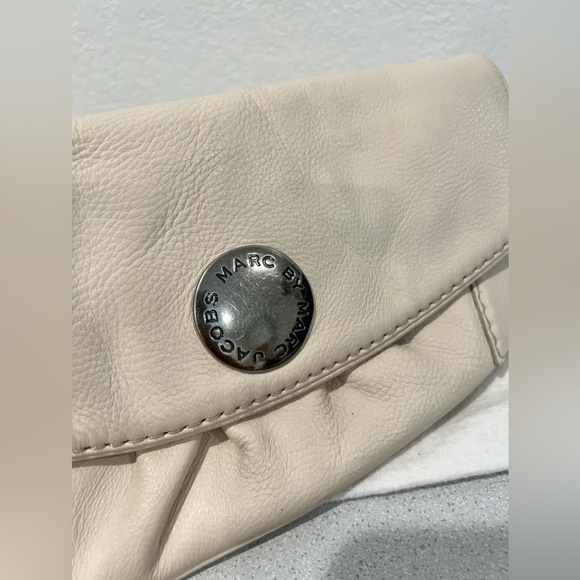 Marc Jacobs w/Dust Bag - Dual Compartment Leather Wristlet in Cream - Picture 5 of 9